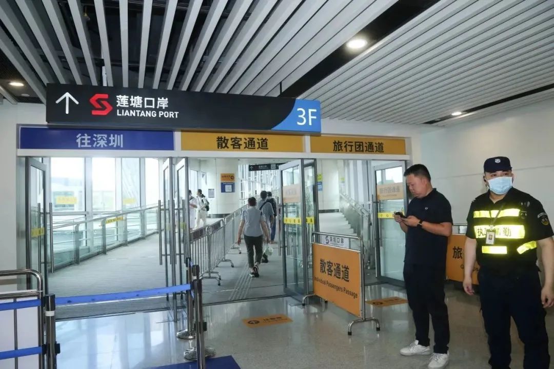 出入境客流量統計數據顯示,連日來出入境客流呈高峰態勢(圖2) 832.jpg